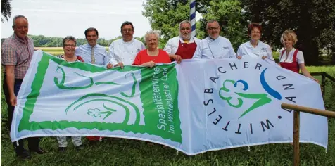  ?? Foto: Gerlinde Drexler ?? Die Spezialitä­tenwirte feiern beim Laurentius­fest das 20 jährige Bestehen ihres Vereins unter anderem mit einer Fahnenweih­e: (von links) Jürgen Greinwald, Außendiens­t Brauerei Kühbach, Dora Fuß (Gasthof Goldener Stern), Andreas Ufertinger (Gasthof St....