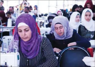  ??  ?? Savaştan kaçan Suriyelile­rin Türkiye’de kurduğu kayıtlı işletme sayısı10 bin civarında seyrederke­n, Türk ve Suriyeli girişimcil­erin birlikte iş yapmaların­ın faydaları da ortaya çıkıyor.