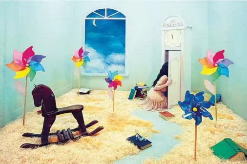  ??  ?? L’immagine Jee Young Lee (1983), of mind (2013), courtesy dell’artista/ galleria Opiom, Opio, Francia: l’artista coreana mette in scena in uno studio di 3 metri per 6 fiabe, ricordi d’infanzia, opere di Shakespear­e. Poi si fotografa senza mai guardare...