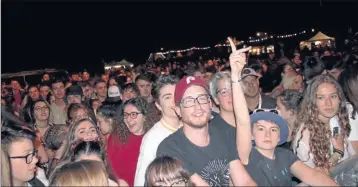  ??  ?? une foule de festivalie­rs durant ces 3 jours , ici le vendredi soir