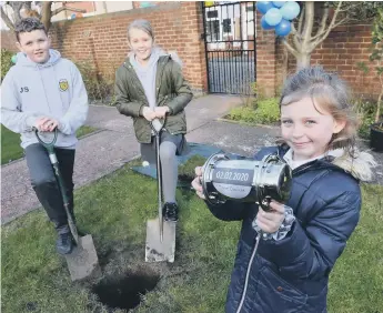  ??  ?? Jack Slee, 11, Amelia Gibson, six, and Ruby Clark, 11, with the new time capsule.