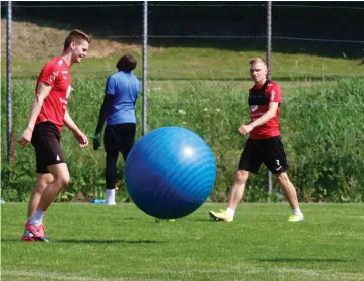  ??  ?? Det var vanskelig å bomme på ballen på lørdagens lekne Brann-trening. Christian Eggen Rismark (til v.) smilte i solen.