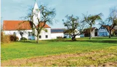  ?? Bild: Zita Schmid ?? Neben der Kirche in Mohrenhaus­en wird das Bürgerhaus gebaut. Anfang des kom menden Jahres sollen die Aufträge dazu vergeben werden.