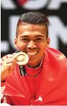  ?? HENDRA EKA/JAWA POS ?? BIMBANG: Atlet angkat besi Indonesia Triyatno (kiri) dan Deni akan menjadi pesaing Eko Yuli Irawan bila Eko naik ke kelas 69 kg.