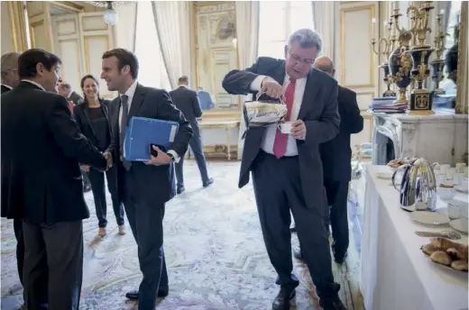  ??  ?? Elysée, 1er octobre 2014 : Patrick Kanner, Ségolène Royal, Emmanuel Macron et Christian Eckert (à droite), avant le conseil des ministres.