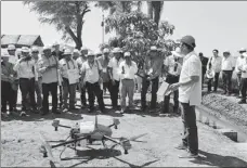  ?? PROVIDED TO CHINA DAILY ?? Chinese entreprene­ur Ma Zhiqiang explains the use of an agricultur­al drone to farmers in Ecuador.