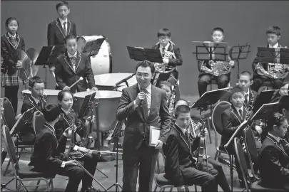  ?? PROVIDED TO CHINA DAILY ?? The Beijing Golden Sail Junior Orchestra performs in Cape Town, South Africa, in 2020, as the orchestra’s head Hu Yang gives a speech.