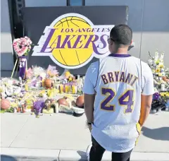  ?? USA TODAY SPORTS ?? Fans pay their respects at a makeshift memorial for Kobe Bryant at the Los Angeles Lakers training facility.