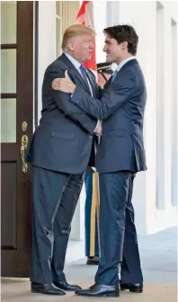  ??  ?? Ο Αμερικανός πρόεδρος Ντόναλντ Τραμπ συναντήθηκ­ε χθες στην Ουάσιγκτον με τον Καναδό πρωθυπουργ­ό Τζάστιν Τριντό.