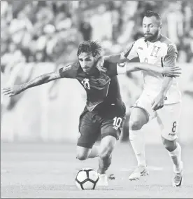  ??  ?? Bryan Ruiz (10), mediocampi­sta de Costa Rica, despoja del balón al hondureño Alfredo Mejía (8), en el partido de la Copa Oro de la Concacaf en Harrison, Nueva Jersey ■ Foto Ap