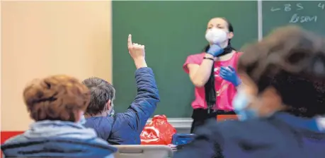  ?? FOTO: RONNY HARTMANN/DPA ?? An manchen weiterführ­enden Schulen sind die Anmeldezah­len gestiegen.