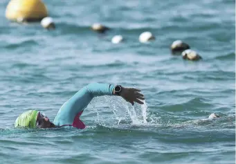  ??  ?? Once in the 16°C water of the English Channel, the support boat that will accompany Lewis is not allowed to help her in any way other than to throw food and bottled water to the swimmer