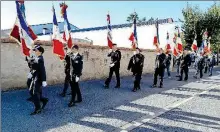  ?? ?? Le cortège s’est rendu au cimetière