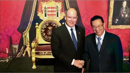  ??  ?? Le prince Albert II et le ministre chinois de la Culture, Shugang Luo, ont visité ensemble l’exposition, qui accueille  pièces du patrimoine monégasque, dont le trône des princes de Monaco.