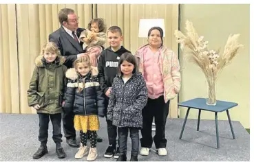  ?? ?? Philippe Etienne, le maire, était entouré des jeunes lauréats du concours de dessin.