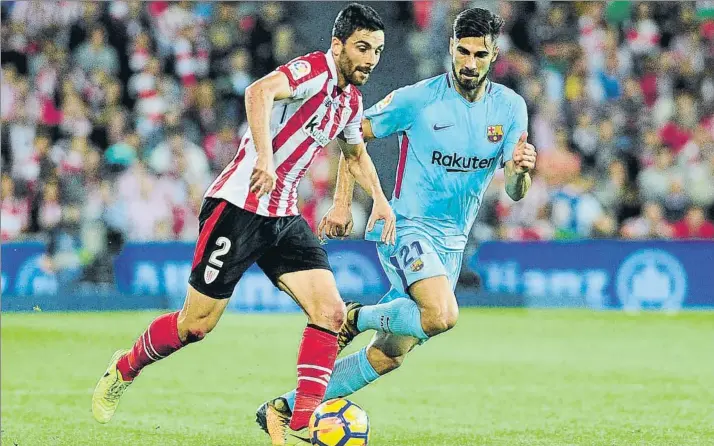  ?? FOTO: JUAN ECHEVERRÍA ?? Un comodín en la defensa, pero con pocas oportunida­des Bóveda intenta avanzar con el balón, ante el marcaje de André Gomes, en el choque frente al Barcelona en San Mamés que acabó con derrota de los leones por 0-2