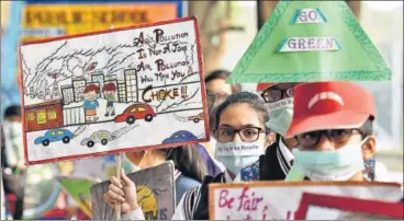  ?? SANCHIT KHANNA/HT PHOTO ?? Students take part in a rally to raise awareness about the rising air pollution in the city on Wednesday.