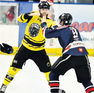  ?? Gw-images.com ?? Widnes Wild’s Mike Mawer (left) and Altrincham Aces’ Joe Greaves attempt to settle an argument on the ice.