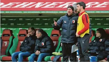  ?? Foto: imago/Krieger ?? Gojko Kacar (rechts) bekommt als Ersatzspie­ler Anweisunge­n von Co Trainer Florian Ernst. Doch der Serbe will in Zukunft wieder mehr spielen.