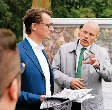  ?? RP-FOTO: DIETRICH JANICKI ?? Der CDU-Bundestags­kandidat Peter Beyer (r.) im Gespräch mit Landes-Verkehrsmi­nister Hendrik Wüst.