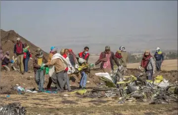  ?? ?? Oprydning efter flystyrtet i Etiopien i marts 2019 med et nyt Boeing 737 Max 8-fly. Herefter fik alle fly af denne type et flyveforbu­d, som først blev løftet i december 2020. Foto: AP Photo/Mulugeta Ayene