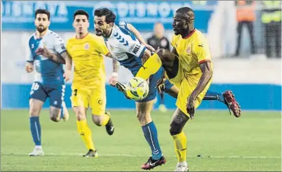  ?? FOTO: PERE PUNTÍ ?? Mamadou Sylla intenta controlar el esférico durante el partido de ayer en la Nova Creu Alta, que acabó con reparto de puntos