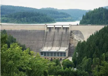  ?? Foto: dpa/Peter Endig ?? Noch immer gut gefüllt: die Talsperre Eibenstock im Erzgebirge, Sachsens größte Trinkwasse­rtalsperre