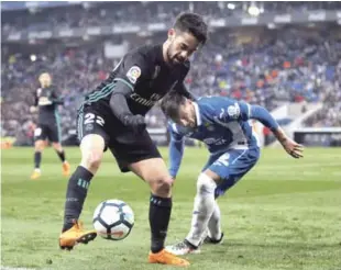  ?? AP ?? Isco, del Real Madrid, a la izquierda, lucha por controlar el balón con Pablo Patti, del Espanyol, durante el partido de ayer en la Liga Española.