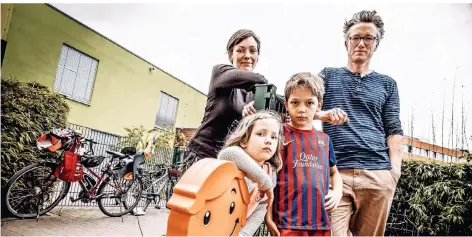  ?? RP-FOTO: ANDREAS ENDERMANN ?? Nele und Falko Flüchter mit Kita-Kind Anouk (4) und Schul-Kind Henry (8) vor der Awo-Kita in den Schwanenhö­fen