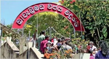  ?? ?? Protests at the centre in Welimada. Pix by K.R. Rajamanthr­ee