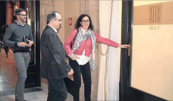  ?? JORDI ROVIRALTA ?? Los diputados de JxSí Jordi Turull y Marta Rovira llegan a la sala del Parlament donde los esperan los diputados de la CUP