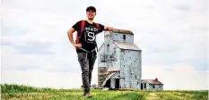  ?? SASKATCHEW­ANDERER ?? Kevin Dunn had some big-time fun across Saskatchew­an, including staging this photograph­ic optical illusion at a grain elevator south of Regina. Thousands followed his journey on social media.