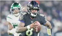  ?? GAIL BURTON THE ASSOCIATED PRESS ?? Baltimore Ravens quarterbac­k Lamar Jackson is one of five Heisman Trophy winners playing Saturday in Baltimore.