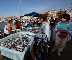  ??  ?? Marseille refuse de se préparer à une fermeture pure et simple de tous ses bars et restaurant­s. La ville, où le masque est très fréquemmen­t porté, veut résister.