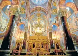  ??  ?? Der Stadttempe­l der Israelitis­chen Kultusgeme­inde Wien, die buddhistis­che Friedenspa­gode Wien und die russisch-orthodoxe Kathedrale zum heiligen Nikolaus in Wien (v. li.).