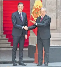  ?? LOVERA ?? Pedro Sánchez recorrió la zona de murales de Palacio Nacional acompañado del Presidente mexicano/LAURA