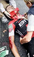  ??  ?? El australian­o Richie Porte, del equipo BMC, recibe atención médica después de un accidente durante el Tour de Francia; el ciclista resultó con fracturas de pelvis y de una clavícula ■ Foto Afp