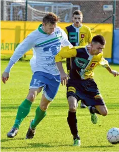  ?? FOTO WIM HENDRIX ?? Florim Ajdari (rechts) in duel met Glenn Bouwmeeste­r van Verbroeder­ing Zwijndrech­t.