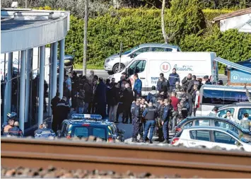  ?? Foto: Pascal Pavani, afp ?? Spezialein­satzkräfte haben den Supermarkt gestürmt, in dem der Attentäter zuvor zwei Menschen ermordet hatte. Im Kugelhagel stirbt auch der mutmaßlich­e Terrorist.