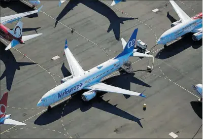  ??  ?? REUTERS / LINDSEY WASSON
Un Boeing 737 Max d'Air Europa en una zona d'estacionam­ent a Seattle, l'any passat.