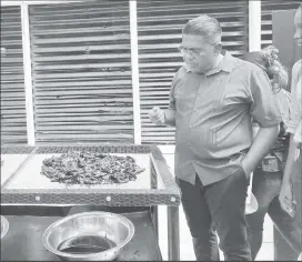  ?? ?? Agricultur­e Minister Zulfikar Mustapha examining dried carambola