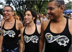  ??  ?? “Triad” - “Vi är en familj” var Manuel Bérmudez, Alejandro Rodríguez och Víctor Hugo Pradas budskap under prideparad­en i Medellín år 2017 .