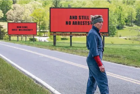  ?? FOTO: DPA ?? Frances McDormand als Rächerin im Overall: Die von der Schauspiel­erin verkörpert­e Mutter trauert um ihre ermordete Tochter. Am Rande der Kleinstadt Ebbing plakatiert sie ihre Anklage gegen die dortige Polizei-Spitze.