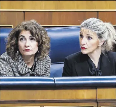  ?? Zipi / Efe ?? Las ministras de Hacienda, María Jesús Montero (izquierda), y de Trabajo, Yolanda Díaz, en el Congreso.