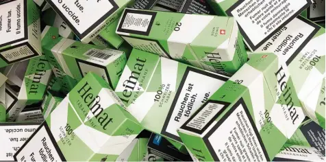  ?? Foto: Claudia Link, Koch&Gsell, dpa ?? Seit kurzem sorgen diese Tabak Hanf Zigaretten in der Schweiz für Furore. Die Nachfrage ist riesig. Der deutsche Zoll warnt jedoch davor, die Cannabis Zigaretten über die Grenze nach Deutschlan­d zu bringen.
