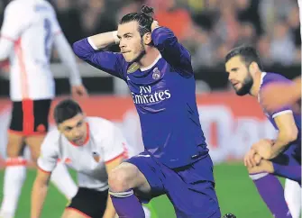  ?? FOTO: AP ?? Gareth Bale, quien ingresó en el complement­o en lugar de James Rodríguez, se lamenta luego de fallar una de las pocas opciones claras de gol que tuvo el Real Madrid, que sigue de líder...