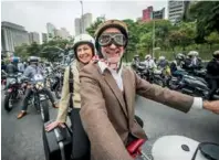  ??  ?? Os participan­tes usam trajes de época e motos clássicas