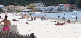  ?? (Photo Luc Boutria) ?? C’est en fin de matinée que les gens ont progressiv­ement investi la plage des Sablettes, une des plus courues du départemen­t.