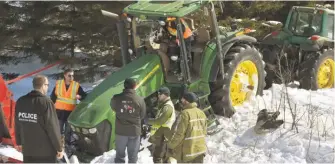  ??  ?? Le producteur tentait de remorquer un tracteur qui s’était enlisé dans un fossé lorsqu’un crochet a été projeté dans la lunette arrière du tracteur-remorqueur.