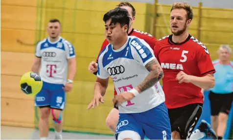  ?? Fotos: Christian Kruppe ?? Kaum von seinen Gegenspiel­ern zu stoppen war bei den Bobingern der zur Rückrunde ins Team zurückgeke­hrte „Tuffi“Altuntuul (vorne), der beim 35:24 Erfolg über Aichach neun Tore erzielte.